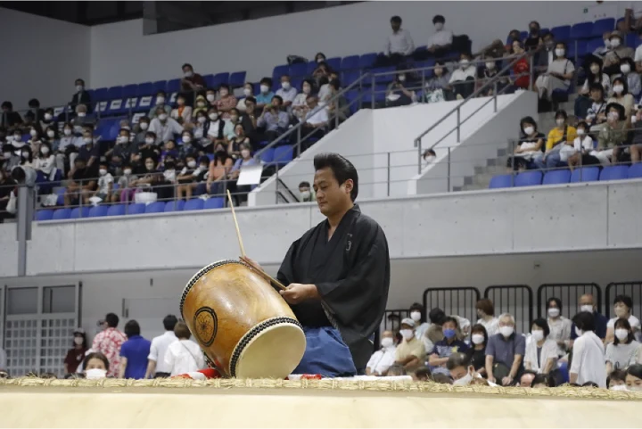 土俵を清める弓取り式の様子